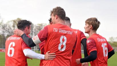 Bild: Gebert
Am Dienstag feierte der TSV Waldershof einen 1:0-Sieg gegen den 1. FC Trogen, hier nimmt Torschütze Julian Fürst (Nummer 8) die Glückwünsche seiner Mitspieler entgegen. Am Sonntag gastiert Spitzenreiter SpVgg Bayreuth II am Hammerrang.
