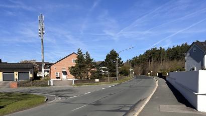 Bild: Siegfried Bock
Rund um das Gebäude der Telekom an der Ecke Haupt-/Jägerstraße startet der Glasfaserausbau in Weiherhammer. Voraussichtlich wird in der Blütenstraße neben dem ALIA-Gelände begonnen.