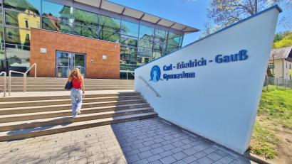 Bild: Thomas Dobler
Schwerer Gang am Morgen: Hinter der Eingangstüre warten derzeit die Abiturprüfungen auf die Schüler. Sie haben neun Jahre am Gymnasium hinter sich und sind der erste G9-Jahrgang, der seinen Abschluss bestehen muss.