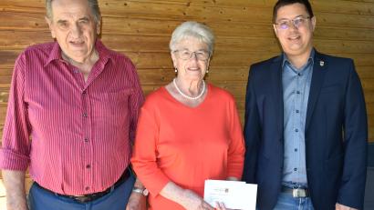 Bild: Norbert Weis
Zur Diamantenen Hochzeit von Ernst und Helga Kölbel gratulierte der 2.Bürgermeister der Gemeinde Illschwang Benjamin Hiltl.
