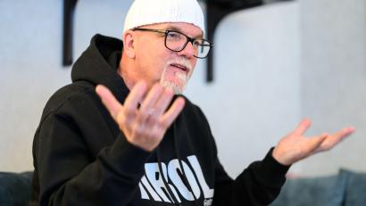 Bild: Max Slovencik/APA/dpa
„Elvis, Winnetou und Jesus, das sind meine Helden“, sagte der 55-jährige Sänger. (Archivbild)