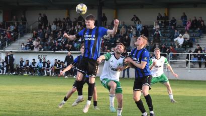 Bild: Büttner
Adrian Hoti (links) klärt eine Eltersdorfer Flanke: Die SpVgg SV Weiden trotzte dem Bayernliga-Tabellenführer ein torloses Unentschieden ab.