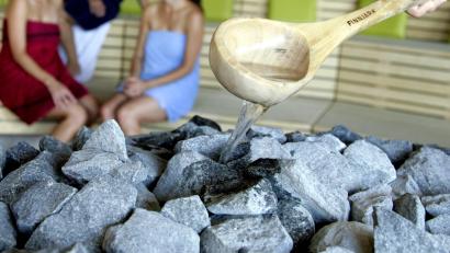 Symbolbild: Andreas Gebert/dpa
Ein 37-jähriger Nürnberger wird in einer Sauna in Amberg wegen exhibitionistischer Handlungen festgenommen.