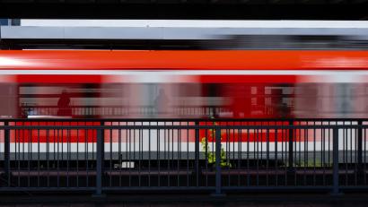 Bild: Sven Hoppe/dpa
Aufgrund von Reparaturen an einer Oberleitung kommt es in München zu Einschränkungen im Regional- und S-Bahn-Verkehr. (Symbolbild)