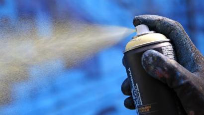 Symbolbild: Jan Woitas/dpa
Unbekannte Täter haben in Waldershof ein Bahnhofsgebäude mit Graffiti besprüht.