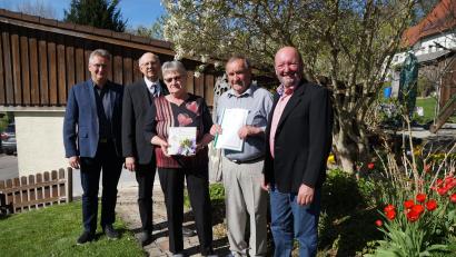 Bild: wel
Der designierte Bürgermeister Adolf Hammer, Pfarrer Herbert Rösl (von links) und Gemeinderat Thomas Wilhelm (rechts) gratulieren dem Jubelpaar Marianne und Franz Baumer zur Goldenen Hochzeit