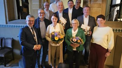 Bild: Georg Schmid
Bürgermeister Martin Birner (links) und dessen Stellvertreterin Margit Reichl (rechts) verabschieden zusammen mit den Fraktionssprechern die ausscheidenden Neunburger Stadträte.