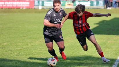 Bild: Dieter Jäschke
Torsten Hofbauer (rechts) im Zweikampf. Der Einwechselspieler erzielte den Ausgleich für den SC Luhe-Wildenau.