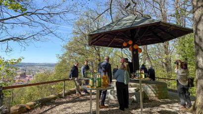 Bild: Petra Hartl
Stehtische mit Getränke gibt es beim Schwammerl in der Regel nicht. Am Freitag allerdings schon, denn es wurde die Renovierung des Aussichtspunktes „Schwammerl“ am Mariahilfberg gefeiert.