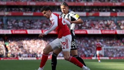 Bild: Ian Walton/AP/dpa
Kai Havertz (l) bereitete erst das 1:0 für den FC Arsenal gegen Newcastle United vor, musste dann aber verletzt ausgewechselt werden.