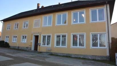 Bild: jr
Einstimmig verabschiedete die Gemeinde Pechbrunn den Haushalt 2026, der wiederum viele Investitionen in Kanal und Wasserleitung vorsieht. Die Gemeinde hofft nun auf zeitnahe Auszahlung der Fördermittel, um die Verschuldung wieder rückführen zu können.