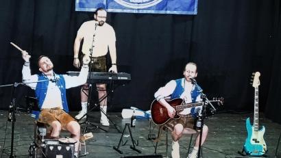 Bild: ld
Zum zweiten Highlight im Rahmen des 40. Jubiläums hate die Theatergruppe "Barbari Bavarii" eingeladen. Der Saal war wieder bis auf den letzten Platz gefüllt.