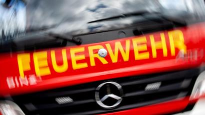 Bild: Hauke-Christian Dittrich/dpa
Neben der Feuerwehr war auch die Polizei mit mehreren Streifen vor Ort. (Symbolbild)