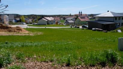 Bild: Robert Dotzauer
Die Bereitstellung von Bauland ist für jede Kommune eine existenzielle Zukunftsaufgabe. Mit der Erschließung des Baugebietes Krummacker III trägt die Gemeinde Speinshart dem ständigen Bedarf Rechnung. Erste Eigenheime sind bereits im Bau. Weitere Bauanträge befinden sich im Genehmigungsverfahren.