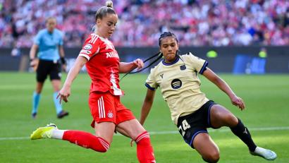 Bild: Sven Hoppe/dpa
War vor dem 0:1 unaufmerksam: Münchens Giulia Gwinn (l).