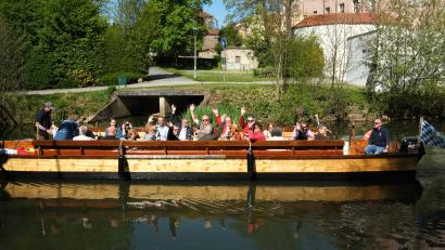 Bild: Hirsch
Bei Sonnenschein und frühlingshaften Temperaturen starteten Oberbürgermeister Michael Cerny und seine Begleiter zur ersten Plättenfahrt dieser Saison.