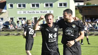 Bild: Hubert Ziegler
Noah Majdic (links) und Maximilian Witzel (rechts) vom FC Amberg feiern den Aufstieg in die Landesliga.