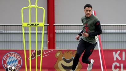 Bild: Philippe Ruiz/dpa
Jamal Musiala arbeitet nach Problemen am operierten linken Bein wieder auf dem Rasen. (Archivbild)