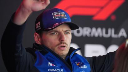 Bild: Eugene Hoshiko/AP/dpa
Max Verstappen hegt einen Groll auf einen Reporter.