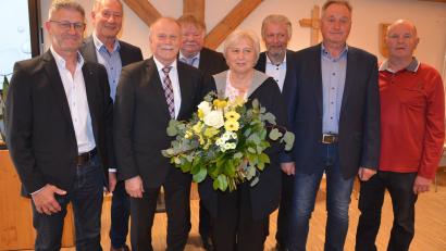 Bild: jr
Verabschiedet wurden Bürgermeister Max Bindl und die ausscheidenden Markträte, im Bild (von links) mit Uwe Rosner, Reinhard Wurm, Max Bindl, Edwin Pfohl, Helga Bindl, Lothar Müller (Bayerischer Gemeindetag), Edgar Wenisch und Ortssprecher Richard Eckstein.