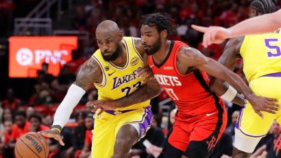 Bild: Michael Wyke/AP/dpa
LeBron James (links) erzielte für die Los Angeles Lakers in Spiel drei gegen die Houston Rockets 29 Punkte.
