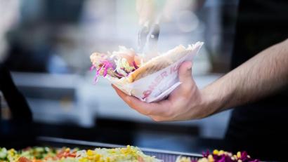 Bild: Christoph Soeder/dpa
Die Klosterschwestern waren von ihrem Döner begeistert. (Symbolbild)