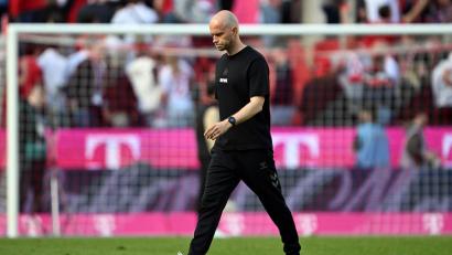 Bild: Federico Gambarini/dpa
Kölns Trainer René Wagner wollte die Kritik am Rasen nicht unkommentiert stehen lassen.