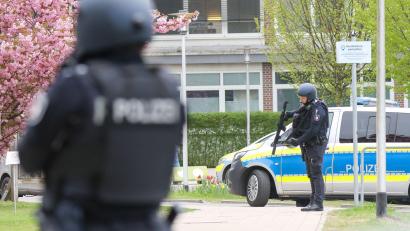 Bild: Bodo Marks/dpa
Am Freitag sicherten bewaffnete Polizisten die Klinik in Pinneberg während der Durchsuchung. (Archivbild)