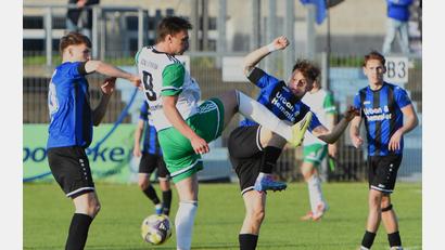 Bild: Gerhard Büttner
Intensive Zweikämpfe prägten die hochklassige Bayernliga-Partie zwischen der SpVgg SV Weiden und dem SC Eltersdorf. In dieser Szene wollen Martin Ruda (rechts) und Adrian Hoti (links) den Eltersdorfer Stürmer Yannik Jassmann stoppen.