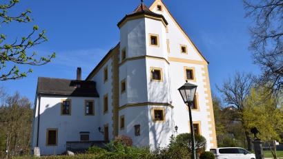 Bild: bö
Eines der großen Projekte, das in Schmidmühlen in den nächsten Jahren angegangen werden soll, ist die Umfangreiche Sanierung des Rathauses. Mit dem Dach soll begonnen werden. Die voraussichtlichen Kostenschätzungen belaufen sich auf 2,5 bis drei Millionen Euro.