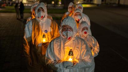 Bild: Dan Bashakov/AP/dpa
Die Ukraine wirft Russland zum Jahrestag „nuklearen Terrorismus“ vor, weil das stillgelegte Kernkraftwerk Tschernobyl durch Drohnenschläge im Moskauer Angriffskrieg weiter Gefahren ausgesetzt ist.