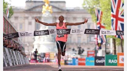 Bild: Ian Walton/AP/dpa
Weltrekord: Sebastian Sawe aus Kenia läuft in London als erster Mensch der Welt einen Marathon unter zwei Stunden.