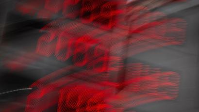 Bild: Peter Kneffel/dpa
Die Spritpreise schwanken - die Regulierung mit der neuen 12-Uhr-Regel hat einer Studie zufolge die Margen der Mineralölkonzerne gestärkt. (Archivbild)