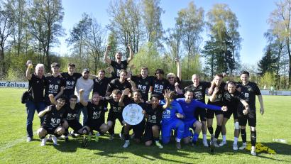 Bild: A. Schwarzmeier
Die Spieler des FC Amberg jubeln über die Meisterschaft in der Bezirksliga Nord und den Aufstieg in die Landesliga.
