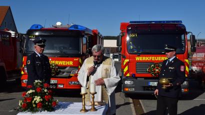 Bild: bnr
Pfarrer Markus Ertl segnete die neuen Fahrzeuge der Werksfeuerwehr Flachglas Wernberg.