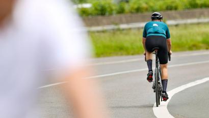 Bild: Christoph Reichwein/dpa
Der verletzte Rennradfahrer wird von Sanitätern und Ersthelfern zweimal reanimiert. (Symbolbild)