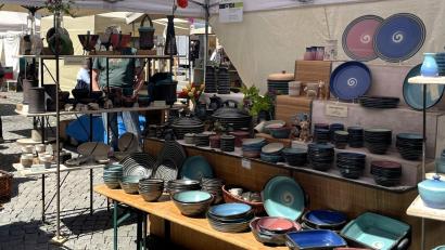 Bild: Susanne Schwab
Ein breites Angebot an handgetöpferter Kunst- und Gebrauchskeramik kennzeichnet den Amberger Krüglmarkt, der auch in diesem Jahr wieder auf dem Malteserplatz stattfand.