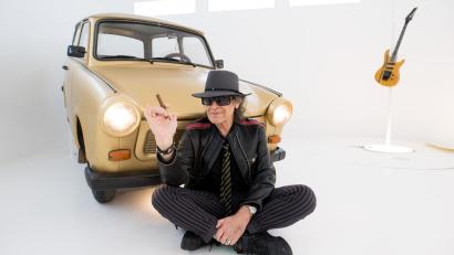Bild: Daniel Reinhardt/dpa
Udo Lindenbergs goldener Trabi aus der „Panik City“ wurde für 1.430 Euro versteigert. (Archivbild)
