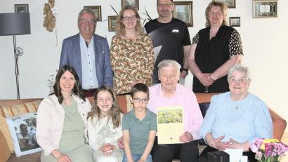 Bild: wro
Mit seiner Familie feierte Heinz Leitner (sitzend, Zweiter von rechts) am Samstag 85. Geburtstag. Im Namen der Marktgemeinde Wiesau gratulierte Bürgermeister Toni Dutz (stehend links).