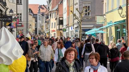 Bild: Petra Hartl
Bei schönem Wetter flanierten in Amberg Tausende Menschen durch die Stadt.