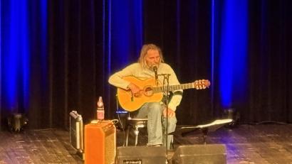 Bild: sns
Hans Söllner zog mit seinen Darbietungen die Zuhörerinnen und Zuhörer in der vollbesetzten Schwarzachtalhalle in seinen Bann.