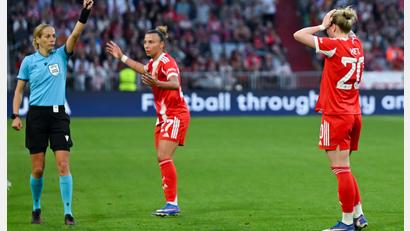 Bild: Sven Hoppe/dpa
Platzverweis in der Schlussphase: Franziska Kett (r) kann es nicht fassen.