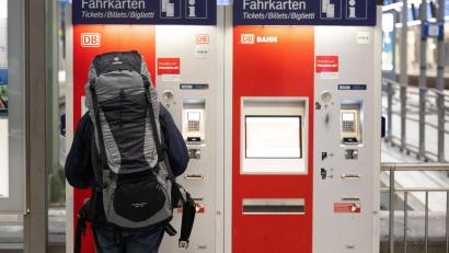 Bild: Sebastian Kahnert/dpa
Bahnchefin Palla setzt ein Signal: Die Fahrpreise bleiben bis auf weiteres stabil. (Archivbild)