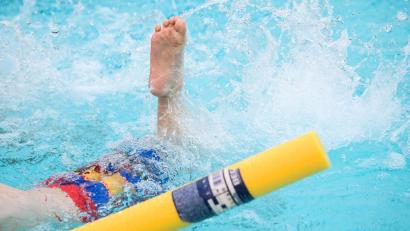 Bild: Julian Stratenschulte/dpa
Die ersten Schwimmzüge fallen vielen Kindern schwer. (Symbolbild)