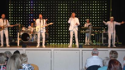 Bild: jr
Ein begeisterndes Konzert gaben am Samstagabend "Die Paldauer" in der nahezu ausverkauften Erbendorfer Stadthalle. Das österreichische Sextett begeisterte die Fans mit Hits aus über 50 Jahren Schlager.