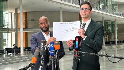 Bild: Jörg Ratzsch/dpa
Die Chefs der Taskforce zu den Auswirkungen des Iran-Krieges, Armand Zorn (SPD, l.) und Sepp Müller (CDU), erläutern Maßnahmen zur Entlastung der Bürger, sollte der Krieg noch lange andauern.