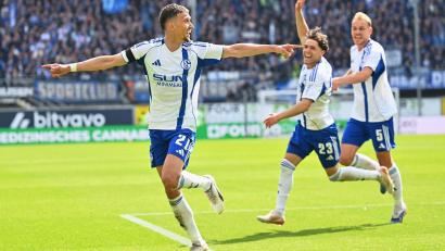 Bild: Swen Pförtner/dpa
Schalke jubelt über das 3:2 in Paderborn.