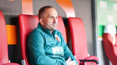 Bild: Daniel Löb/dpa
Manuel Baum lässt seine Zukunft in Augsburg weiter offen.