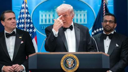 Bild: Jose Luis Magana/AP/dpa
US-Präsident Trump trat nach dem Vorfall im Smoking vor die Presse.