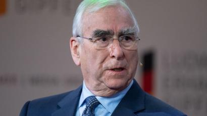 Bild: Sven Hoppe/dpa
Theo Waigel war in früheren Jahren bereits als Gast auf dem Podium des Ludwig-Erhard-Gipfels zu sehen. In diesem Jahr erhält er bei der Veranstaltung am Tegernsee den „Freiheitspreis der Medien“. (Archivbild)